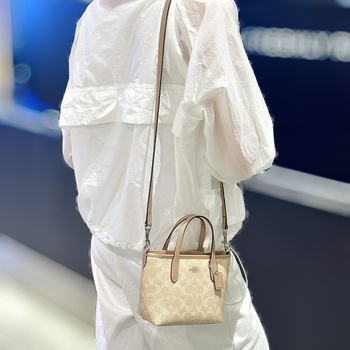 Μίνι Τσάντα Tote για Γυναίκες — γνήσιο δέρμα, στυλ ελεύθερου ταξιδιού, οριζόντιο τετράγωνο σχήμα, μαγνητικό κλείσιμο, εσωτερική θήκη με φερμουάρ, Άνοιξη 2025.