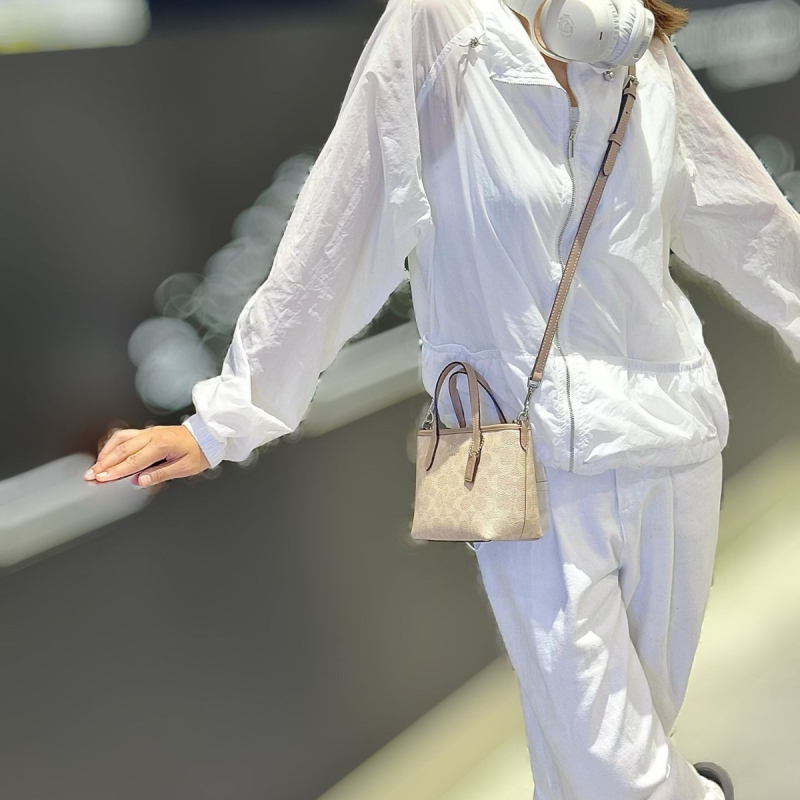 Μίνι Τσάντα Tote για Γυναίκες — γνήσιο δέρμα, στυλ ελεύθερου ταξιδιού, οριζόντιο τετράγωνο σχήμα, μαγνητικό κλείσιμο, εσωτερική θήκη με φερμουάρ, Άνοιξη 2025.