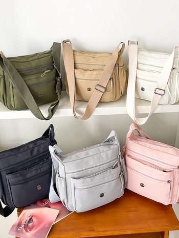Ženska nylon torbica crossbody, horizontalnog kvadratnog oblika, otvaranje na zip, džep sa zipom, poliester podstava