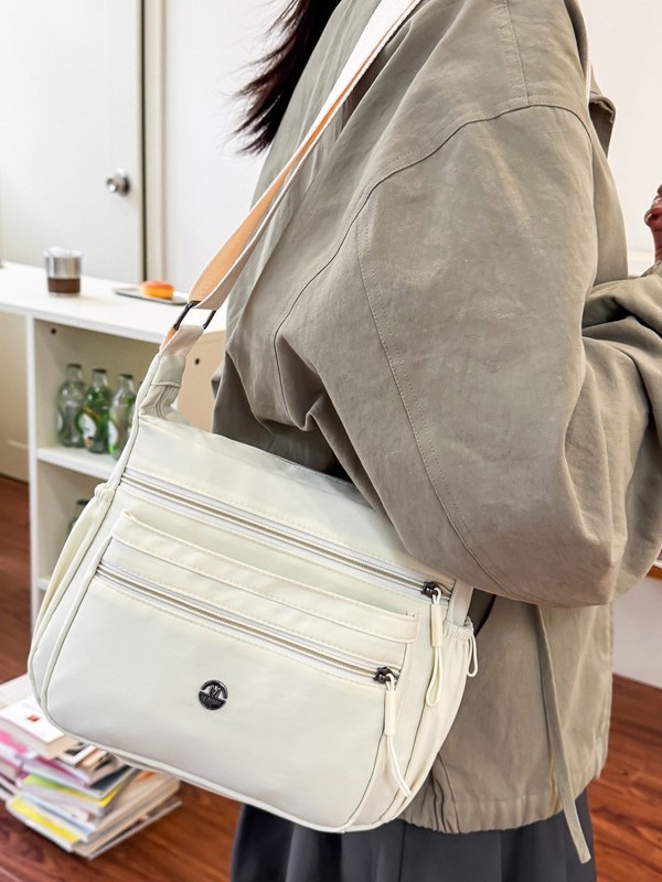 Ženska nylon torbica crossbody, horizontalnog kvadratnog oblika, otvaranje na zip, džep sa zipom, poliester podstava