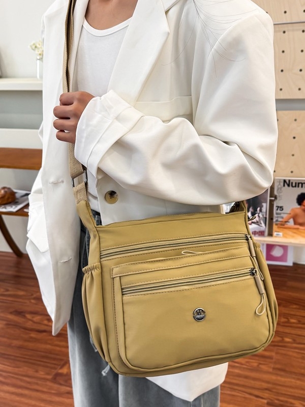 Ženska nylon torbica crossbody, horizontalnog kvadratnog oblika, otvaranje na zip, džep sa zipom, poliester podstava