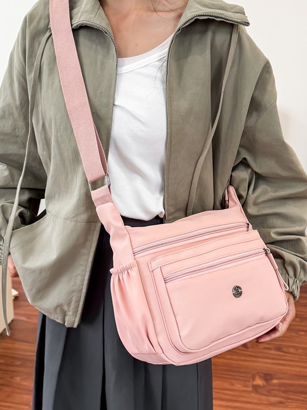 Ženska nylon torbica crossbody, horizontalnog kvadratnog oblika, otvaranje na zip, džep sa zipom, poliester podstava