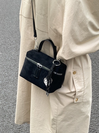 PU anyagú crossbody táska, városi minimalist stílus, vízszintes négyzet alakú, cipzáros záródás