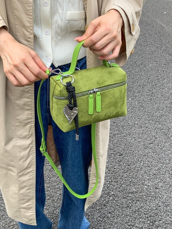 PU anyagú crossbody táska, városi minimalist stílus, vízszintes négyzet alakú, cipzáros záródás