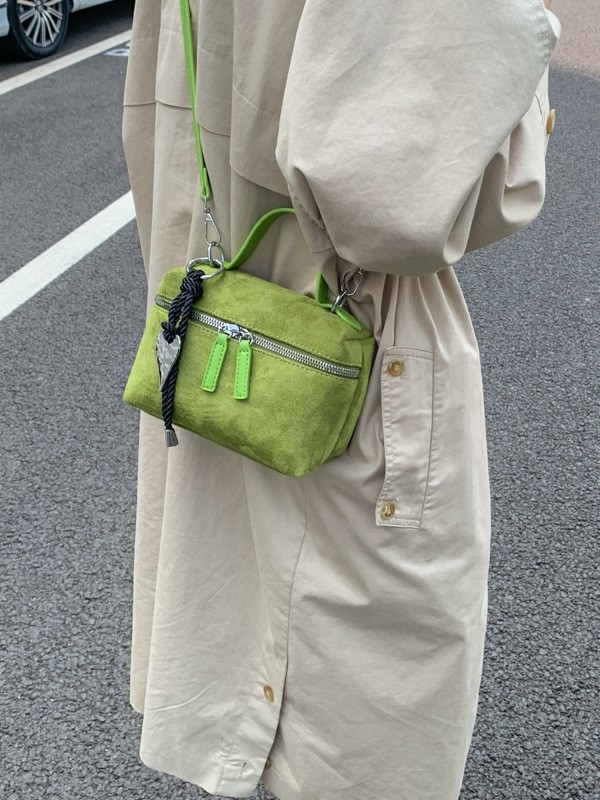 PU anyagú crossbody táska, városi minimalist stílus, vízszintes négyzet alakú, cipzáros záródás