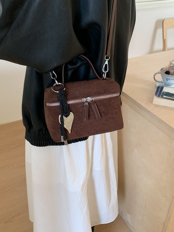 PU anyagú crossbody táska, városi minimalist stílus, vízszintes négyzet alakú, cipzáros záródás