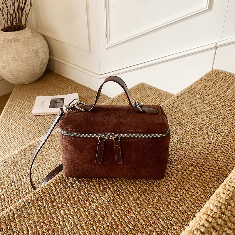 PU anyagú crossbody táska, városi minimalist stílus, vízszintes négyzet alakú, cipzáros záródás