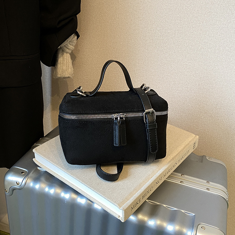 PU anyagú crossbody táska, városi minimalist stílus, vízszintes négyzet alakú, cipzáros záródás