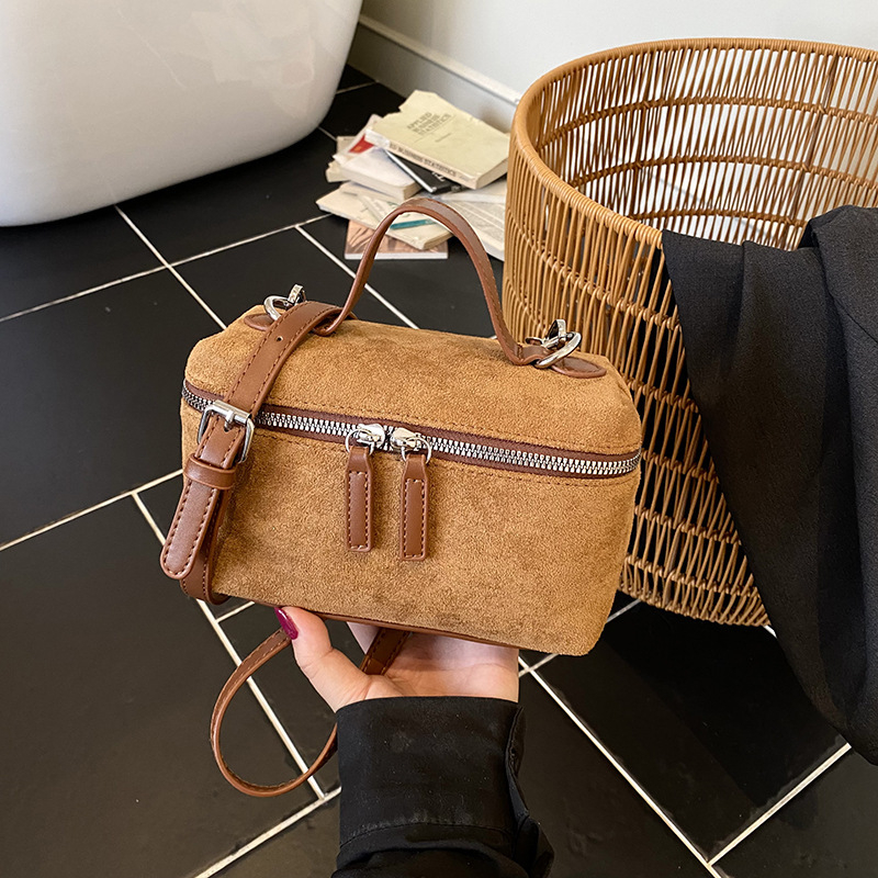 PU anyagú crossbody táska, városi minimalist stílus, vízszintes négyzet alakú, cipzáros záródás
