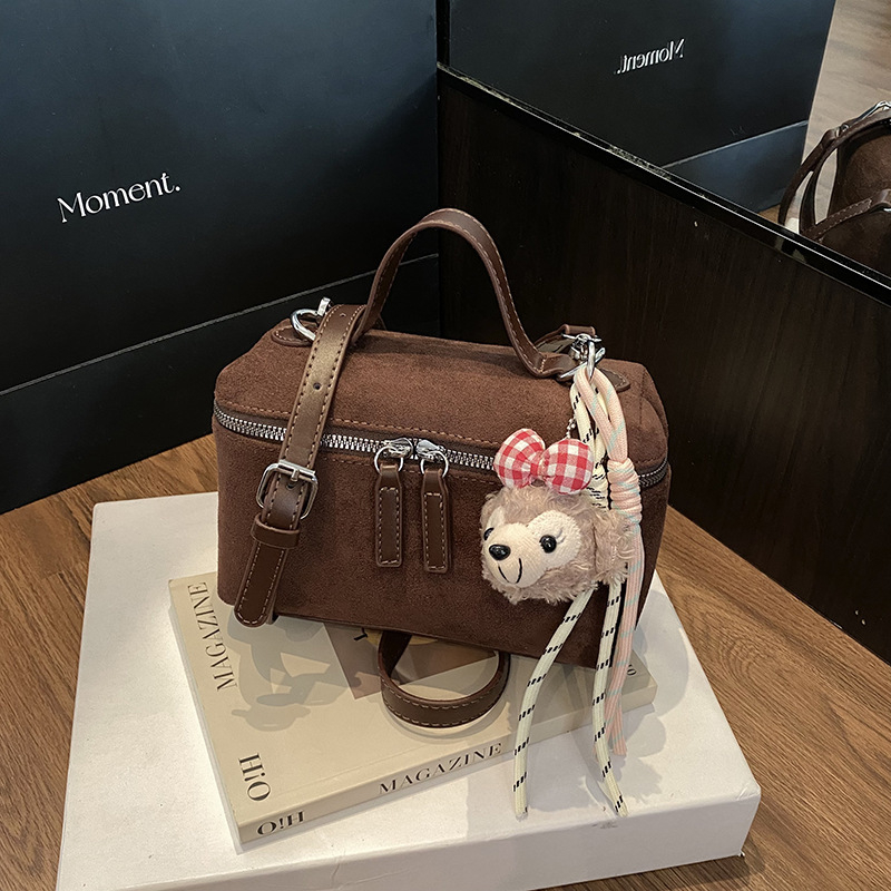 PU anyagú crossbody táska, városi minimalist stílus, vízszintes négyzet alakú, cipzáros záródás