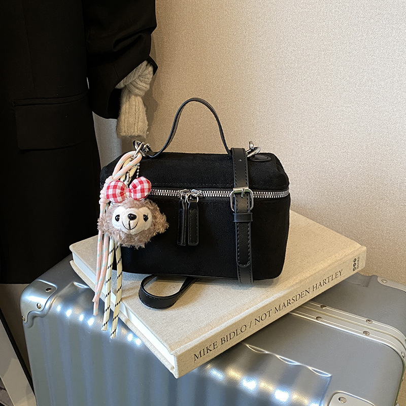 PU anyagú crossbody táska, városi minimalist stílus, vízszintes négyzet alakú, cipzáros záródás