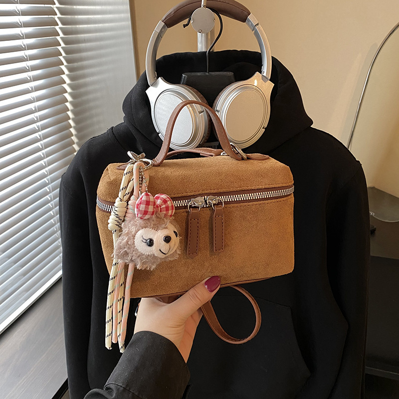 PU anyagú crossbody táska, városi minimalist stílus, vízszintes négyzet alakú, cipzáros záródás