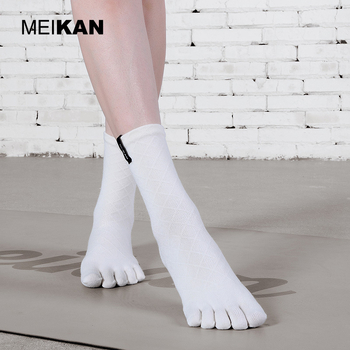 Női jóga zokni, ötujjú, középső the? szárú, csúszásmentes, 70–80% gyapot, jóga, pilates és fitnesz