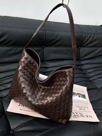 Kézzel készített, szövött valódi bőrből készült tote táska – mágneses zárás, bőr bélés, függőleges, négyszögletes forma, telefontartó zseb és cipzáras zseb