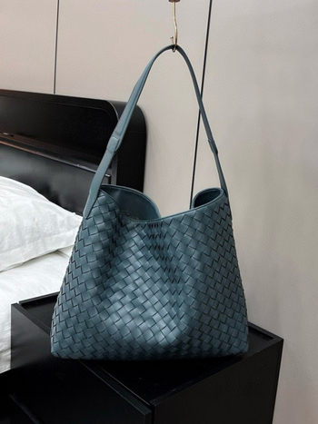 Kézzel készített, szövött valódi bőrből készült tote táska – mágneses zárás, bőr bélés, függőleges, négyszögletes forma, telefontartó zseb és cipzáras zseb