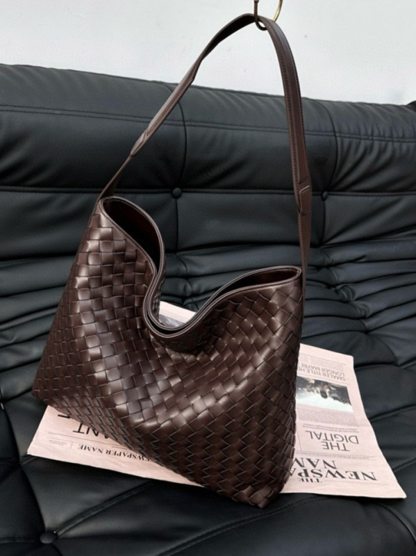 Kézzel készített, szövött valódi bőrből készült tote táska – mágneses zárás, bőr bélés, függőleges, négyszögletes forma, telefontartó zseb és cipzáras zseb