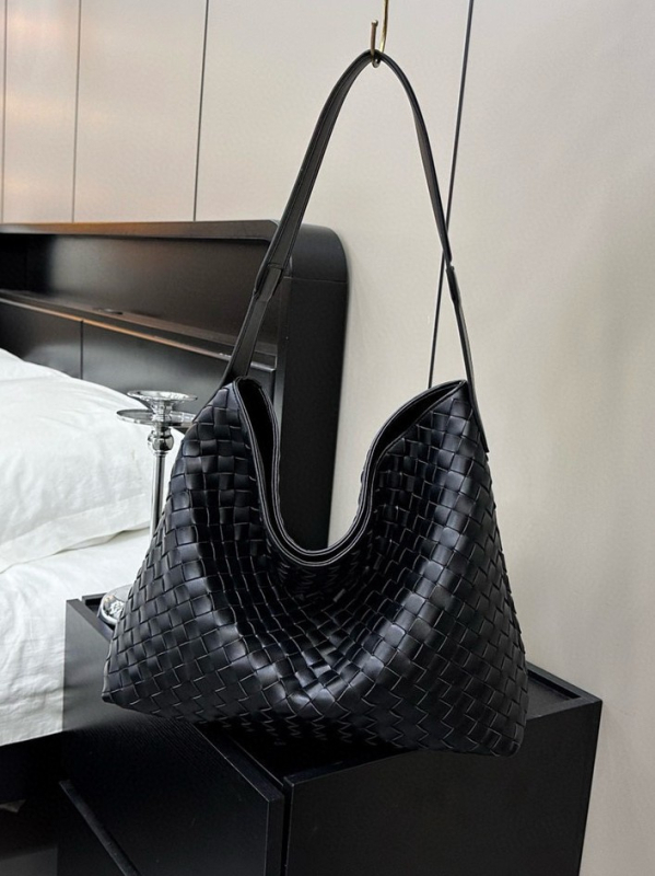 Kézzel készített, szövött valódi bőrből készült tote táska – mágneses zárás, bőr bélés, függőleges, négyszögletes forma, telefontartó zseb és cipzáras zseb