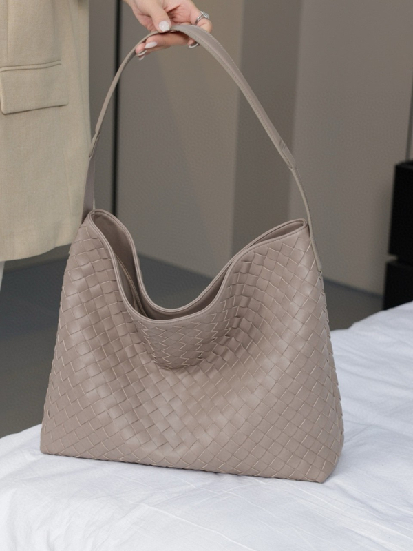 Kézzel készített, szövött valódi bőrből készült tote táska – mágneses zárás, bőr bélés, függőleges, négyszögletes forma, telefontartó zseb és cipzáras zseb