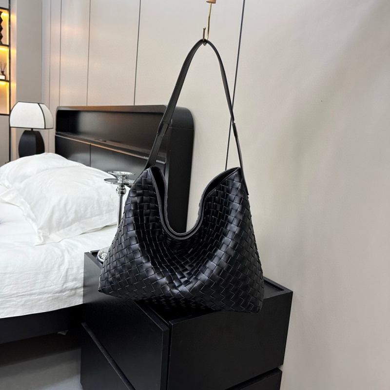 Kézzel készített, szövött valódi bőrből készült tote táska – mágneses zárás, bőr bélés, függőleges, négyszögletes forma, telefontartó zseb és cipzáras zseb