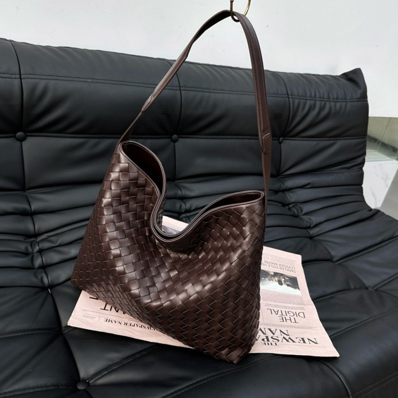 Kézzel készített, szövött valódi bőrből készült tote táska – mágneses zárás, bőr bélés, függőleges, négyszögletes forma, telefontartó zseb és cipzáras zseb