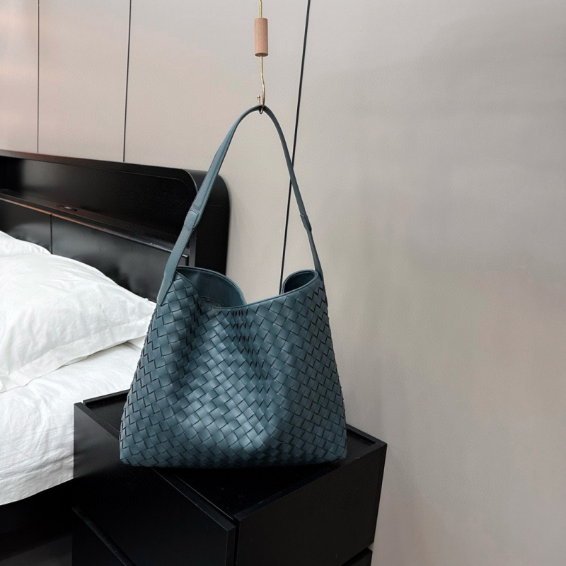 Kézzel készített, szövött valódi bőrből készült tote táska – mágneses zárás, bőr bélés, függőleges, négyszögletes forma, telefontartó zseb és cipzáras zseb