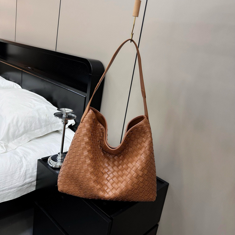 Kézzel készített, szövött valódi bőrből készült tote táska – mágneses zárás, bőr bélés, függőleges, négyszögletes forma, telefontartó zseb és cipzáras zseb