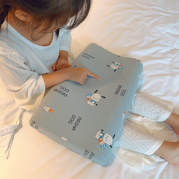 Детска възглавница от естествен латекс с ядро от чист памук; съдържание на латекс >90%; подходяща за всички сезони; подходяща за всички позиции на сън.