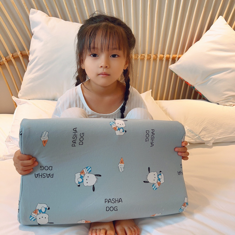 Детска възглавница от естествен латекс с ядро от чист памук; съдържание на латекс >90%; подходяща за всички сезони; подходяща за всички позиции на сън.