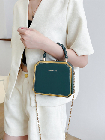 PU anyagú doboz formájú válltáska láncos pánttal, cipzáras záródás, vízszintes négyzetes siluett, mindennapi használatra