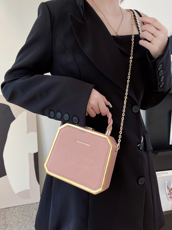 PU anyagú doboz formájú válltáska láncos pánttal, cipzáras záródás, vízszintes négyzetes siluett, mindennapi használatra