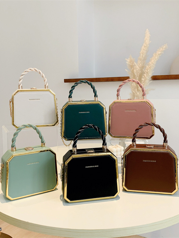 PU anyagú doboz formájú válltáska láncos pánttal, cipzáras záródás, vízszintes négyzetes siluett, mindennapi használatra