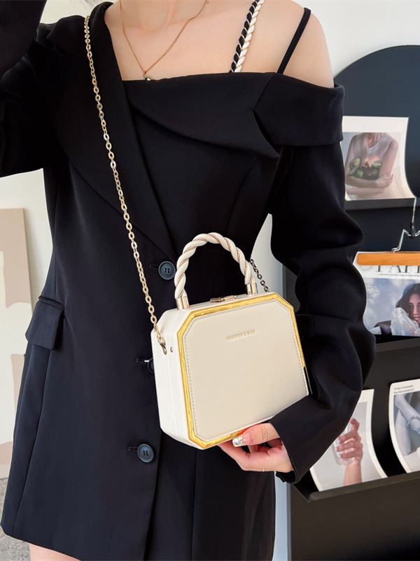 PU anyagú doboz formájú válltáska láncos pánttal, cipzáras záródás, vízszintes négyzetes siluett, mindennapi használatra