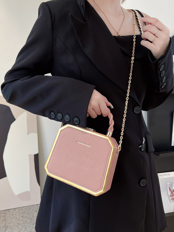 PU anyagú doboz formájú válltáska láncos pánttal, cipzáras záródás, vízszintes négyzetes siluett, mindennapi használatra