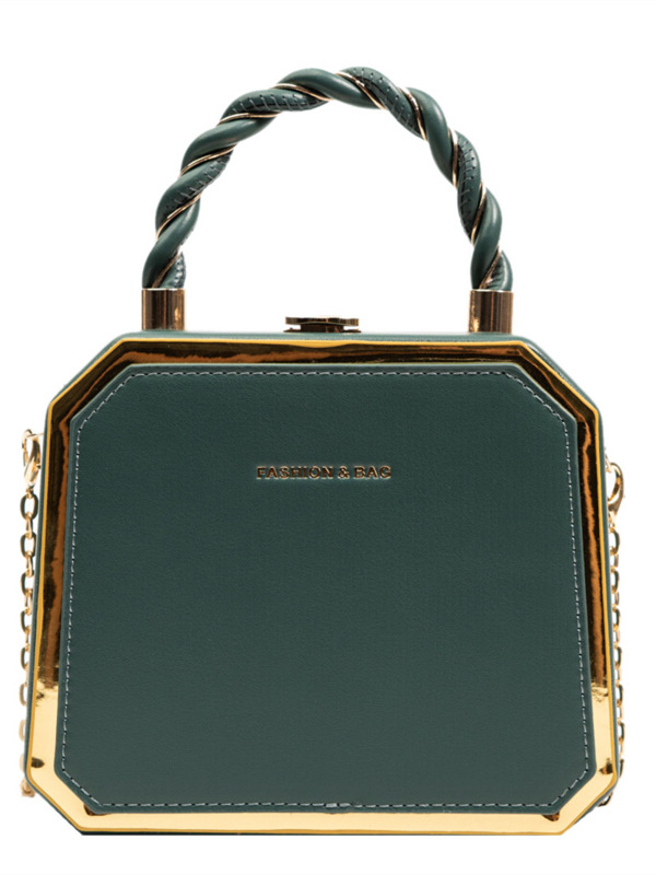 PU anyagú doboz formájú válltáska láncos pánttal, cipzáras záródás, vízszintes négyzetes siluett, mindennapi használatra