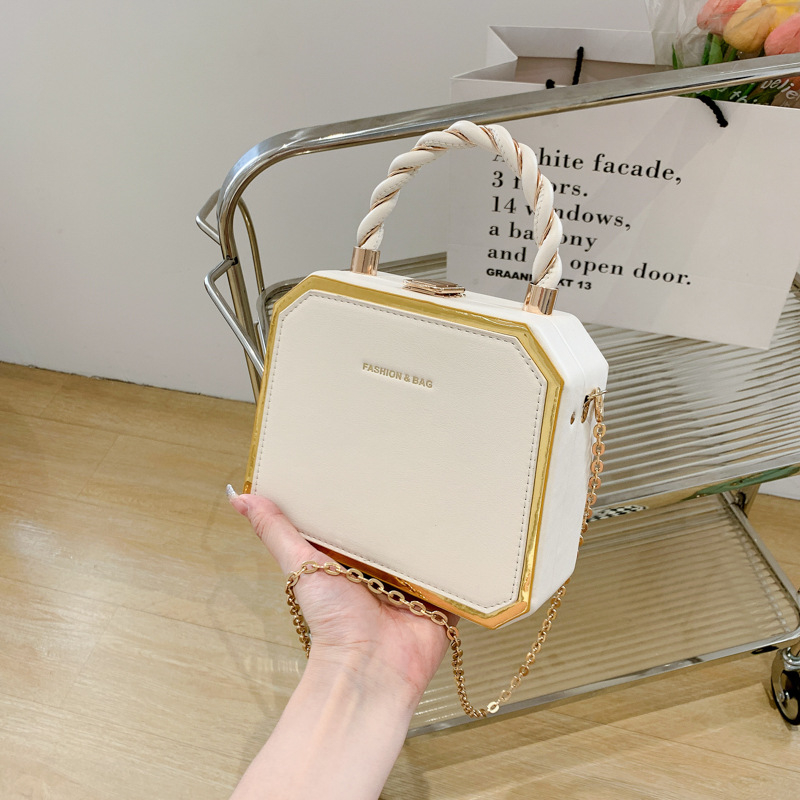 PU anyagú doboz formájú válltáska láncos pánttal, cipzáras záródás, vízszintes négyzetes siluett, mindennapi használatra