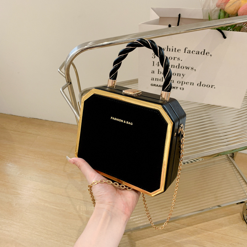 PU anyagú doboz formájú válltáska láncos pánttal, cipzáras záródás, vízszintes négyzetes siluett, mindennapi használatra