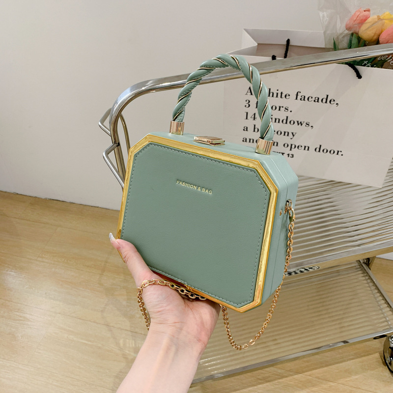 PU anyagú doboz formájú válltáska láncos pánttal, cipzáras záródás, vízszintes négyzetes siluett, mindennapi használatra