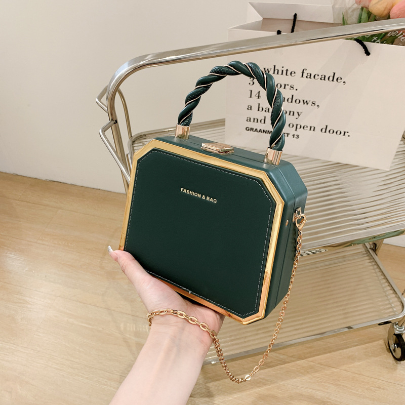 PU anyagú doboz formájú válltáska láncos pánttal, cipzáras záródás, vízszintes négyzetes siluett, mindennapi használatra