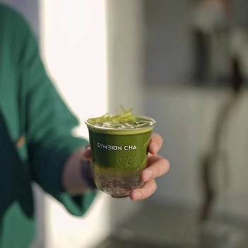 Pahar PET de unică folosință cu capac plat, formă ovală, capacitate 301–400 ml, imprimare personalizabilă