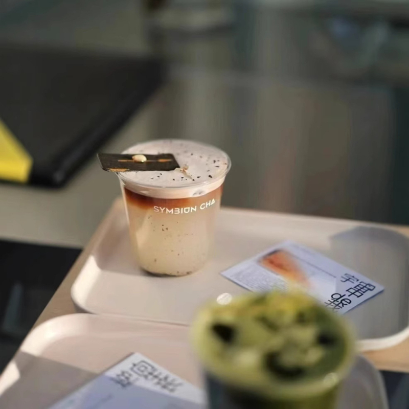 Pahar PET de unică folosință cu capac plat, formă ovală, capacitate 301–400 ml, imprimare personalizabilă