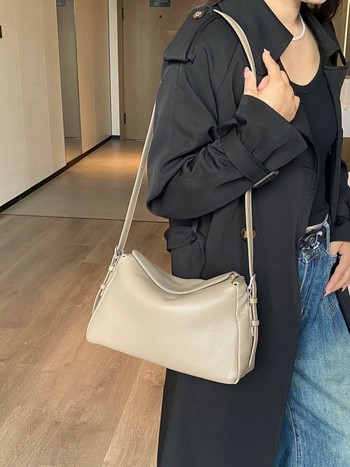 Crossbody torba od prave kože, srednja veličina, horizontalni kvadratni oblik, zatvaranje na zip, podstava od poliester-bavlane (Materijal: Prava koža; Veličina: Srednja; Oblik: Horizontalni kvadrat; Zatvaranje: Zip; Podstava: Poliester-bavlana)