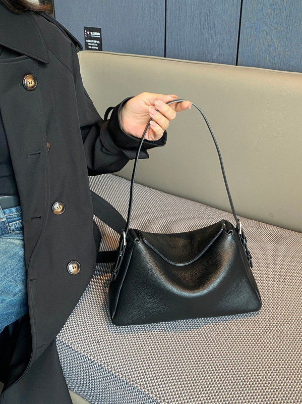 Crossbody torba od prave kože, srednja veličina, horizontalni kvadratni oblik, zatvaranje na zip, podstava od poliester-bavlane (Materijal: Prava koža; Veličina: Srednja; Oblik: Horizontalni kvadrat; Zatvaranje: Zip; Podstava: Poliester-bavlana)
