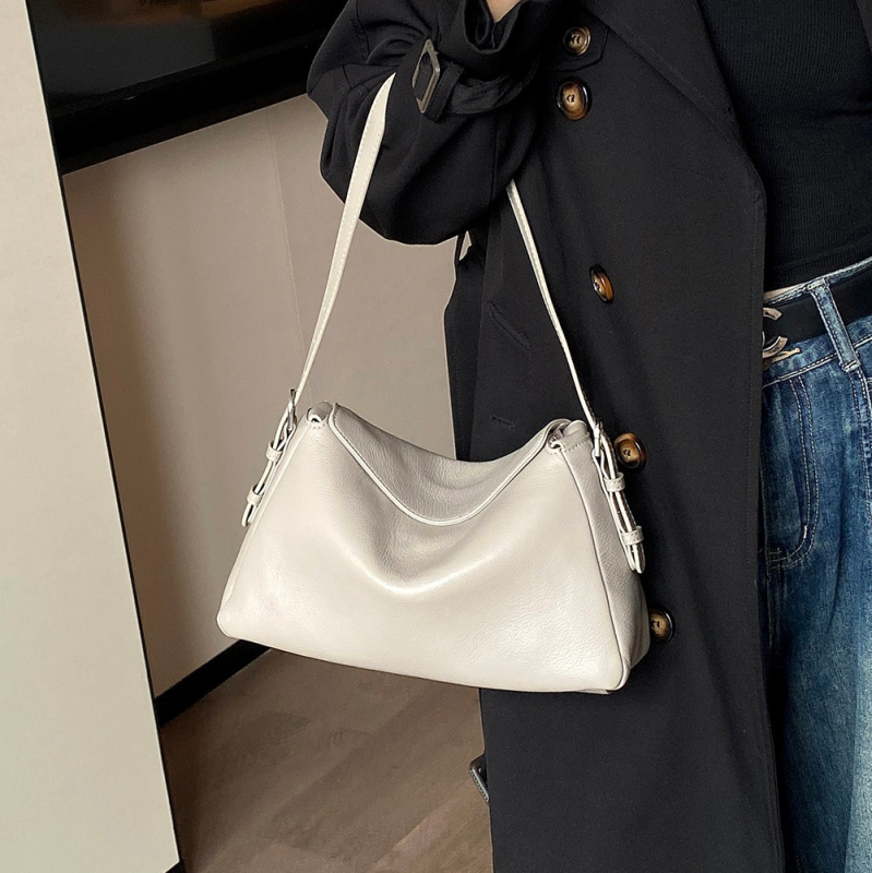 Crossbody torba od prave kože, srednja veličina, horizontalni kvadratni oblik, zatvaranje na zip, podstava od poliester-bavlane (Materijal: Prava koža; Veličina: Srednja; Oblik: Horizontalni kvadrat; Zatvaranje: Zip; Podstava: Poliester-bavlana)