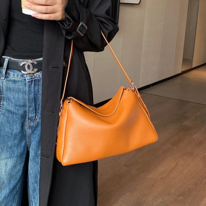 Crossbody torba od prave kože, srednja veličina, horizontalni kvadratni oblik, zatvaranje na zip, podstava od poliester-bavlane (Materijal: Prava koža; Veličina: Srednja; Oblik: Horizontalni kvadrat; Zatvaranje: Zip; Podstava: Poliester-bavlana)