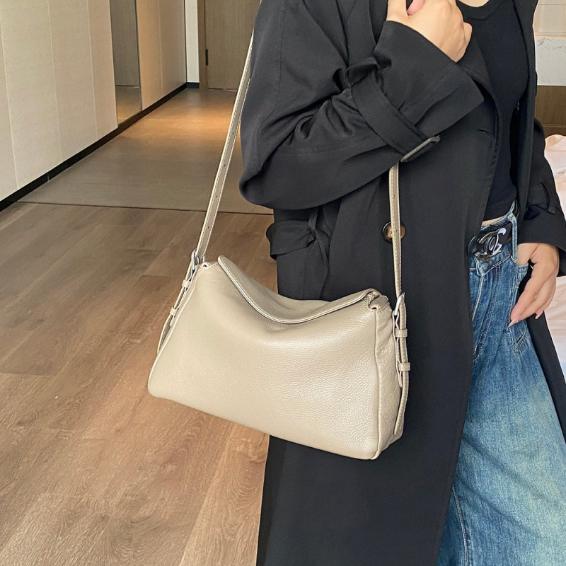 Crossbody torba od prave kože, srednja veličina, horizontalni kvadratni oblik, zatvaranje na zip, podstava od poliester-bavlane (Materijal: Prava koža; Veličina: Srednja; Oblik: Horizontalni kvadrat; Zatvaranje: Zip; Podstava: Poliester-bavlana)