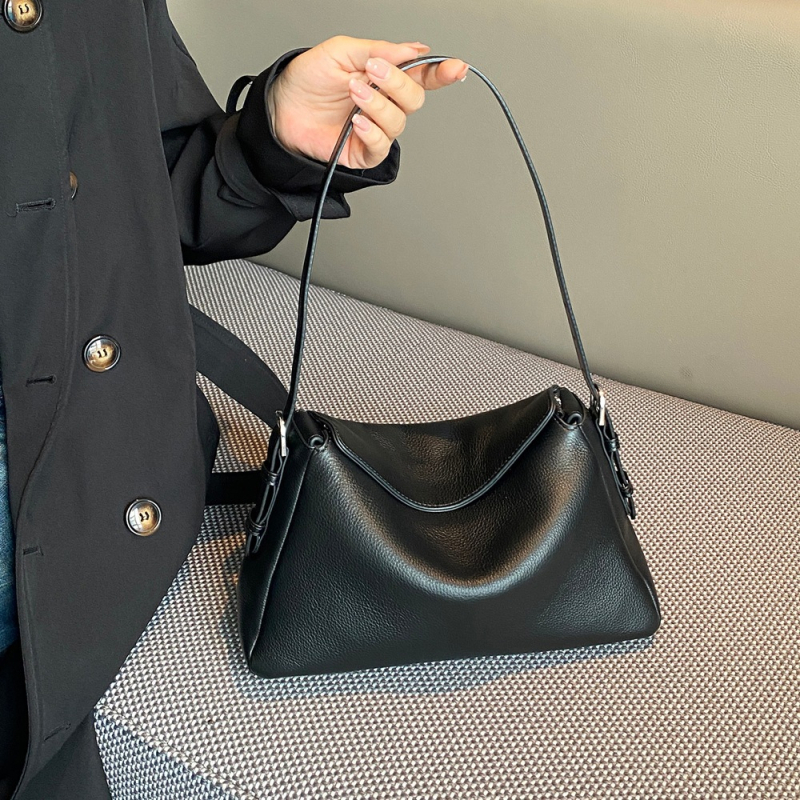 Crossbody torba od prave kože, srednja veličina, horizontalni kvadratni oblik, zatvaranje na zip, podstava od poliester-bavlane (Materijal: Prava koža; Veličina: Srednja; Oblik: Horizontalni kvadrat; Zatvaranje: Zip; Podstava: Poliester-bavlana)