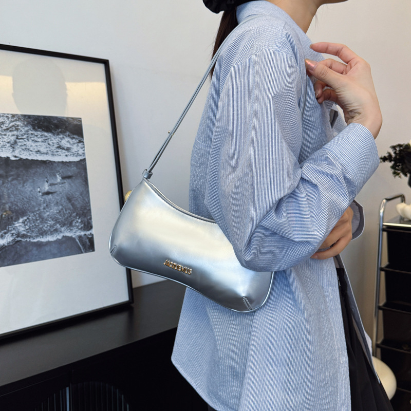 Crossbody torbica s jastučićastim oblikom, gradski stil, PU materijal, zatvaranje zatvaračem, unutarnji džep sa zatvaračem