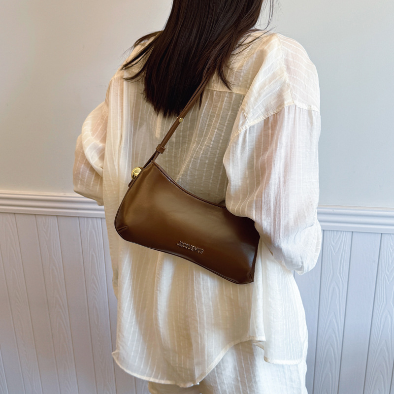 Crossbody torbica s jastučićastim oblikom, gradski stil, PU materijal, zatvaranje zatvaračem, unutarnji džep sa zatvaračem