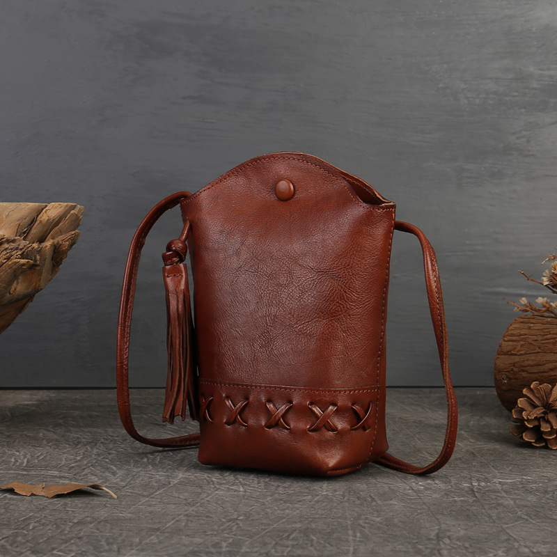 Ženska torbica od prave kože – mobilna torbica za telefon s tkanom uzorkom, mini crossbody s resicama, bucket stil, magnetsko zatvaranje, podstava od poliestera