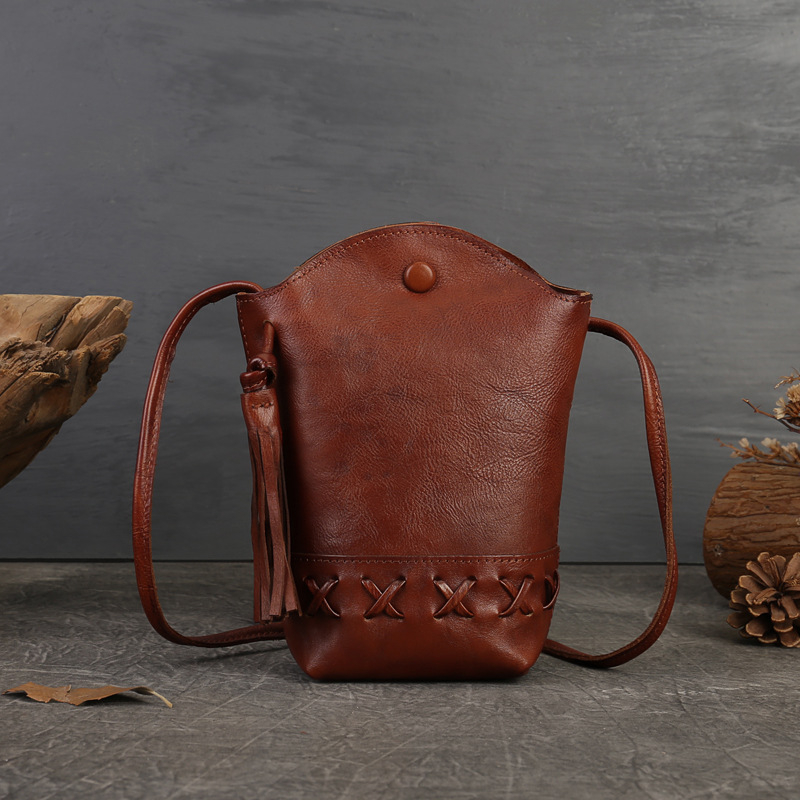 Ženska torbica od prave kože – mobilna torbica za telefon s tkanom uzorkom, mini crossbody s resicama, bucket stil, magnetsko zatvaranje, podstava od poliestera